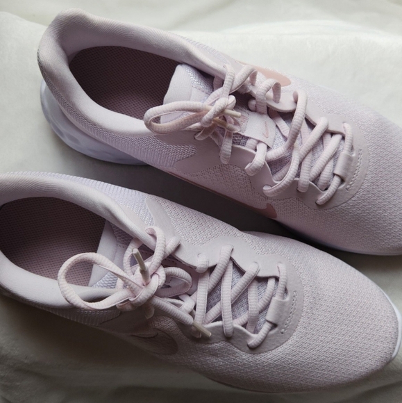 Nike, Activewear, Walking, Gym Women's Size 8 Light Pink Shoes - Picture 3 of 4